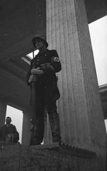 Um soldado que guarda o Memorial para soldados mortos em batalha, Mónaco.