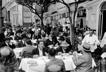 Trattoria ao ar livre em Roma, c.1927 (placa de vidro)