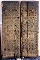 Um par de portas de nogueira armênia esculpidas, representando Cristo com seis apóstolos e santos, 1312