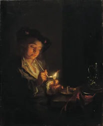 Um interior à luz de velas com um jovem sentado à mesa, acendendo seu cachimbo