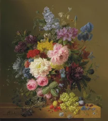 Lilases, peónias, tulipas, rosas, íris e outras flores com frutos e um ninho de pássaro numa saliência de mármore