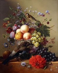 Pêssegos, uvas, ameixas e flores em um vaso de vidro com um Jay em uma borda,