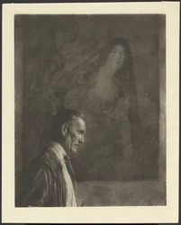 [Homem com bigode pequeno e elegante de perfil, posado em frente a uma pintura de uma mulher vestida com trajes espanhóis].