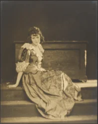 [Mulher com vestido de camponesa].