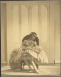 [Mulher num traje à moda antiga com fita floral na cabeça].