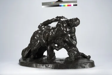 Homem preso em combate com leoa filhote (bronze)