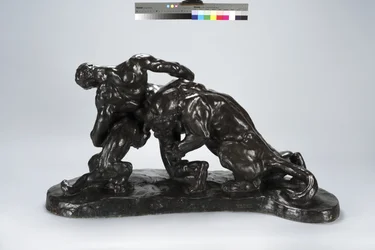Homem preso em combate com leoa filhote (bronze)