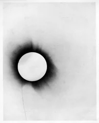 Eclipse solar, gravura de «Uma determinação da deflexão da luz pelo campo gravitacional do Sol, a partir de observações realizadas durante o eclipse total de 29 de maio»