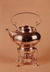 Chaleira e queimador de espíritos, fabricado pela Birmingham Guild of Handicraft, c.1905-10 (cobre folheado a prata)