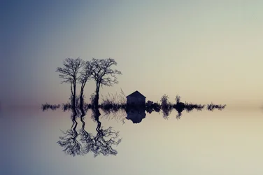 Reflexo sereno na água