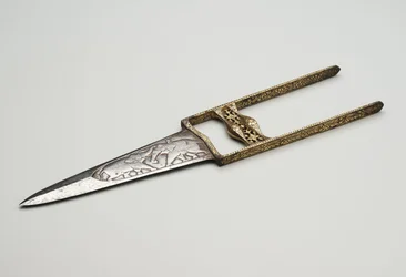 Catar, ou punhal (incrustado, gravado e aço dourado)