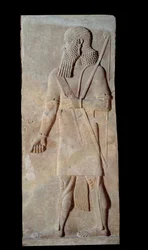 Art Mesopotâmia (Assíria): Guerreiro de armas da corte do palácio do rei da Assíria Sargão II (721 - 705 a.C.). Paris, Musee Du Louvre