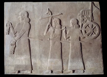 Art Mesopotâmia (Assíria): corte do palácio do rei da Assíria Sargão II (721 - 705 a.C.) servos carregando as cítulas e a carruagem do rei. Paris, Musee Du Louvre