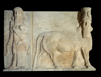 Art Mesopotâmia (Assíria): pátio do palácio do rei da Assíria Sargão II (721-705 a.C.): asa de touro androcefálica com heros dominando um leão. Paris, Musee Du Louvre