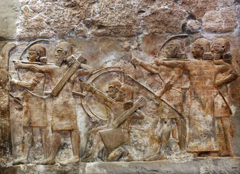 Arqueiros do exército assírio conquistando uma cidade fortificada, relevo de Nimrud, c.865 aC