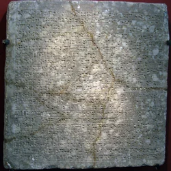 Laje de alabastro gravada com escrita cuneiforme, da fortaleza de Sargão II (ou Sharroukin, rei da Assíria de 722 a 705 aC) em Dur Sharrukin (agora Khorsabad, Iraque). Arte assíria, antiguidade, século VIII aC. Ermida do Estado, São Pedro