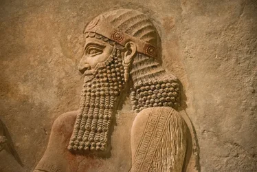 Detalhe do Rei Sargão II da Assíria do palácio do Rei Sargão em Khorsabad, c.716-713 a.C.