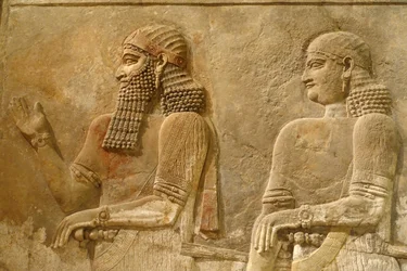 Detalhe de Sargon II e guarda, relevo do palácio do rei Sargon em Khorsabad, c.716-713 a.C.