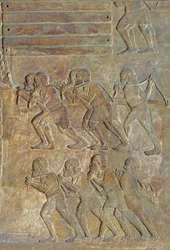 Detalhe de um relevo que representa o armazenamento de madeira na praia antes do transporte por mar, do Palácio de Sargon II, Khorsabad, Iraque