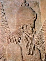 Detalhe de um alabastro representando um gênio ala protetor, do Palácio de Sargon II (Dur Sharrukin), rei da Assíria em Khorsabad, Iraque. 722-705 AC (relevo em alabastro)
