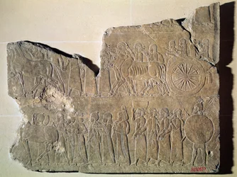 Fragmento de um relevo representando uma procissão de prisioneiros de guerra, do Palácio de Assurbanipal em Nínive (pedra)