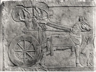 Fragmento de um relevo representando o exército assírio em batalha, do Palácio de Assurbanipal em Nínive, c.645 aC detalhe de pedra de foto 161334 bw