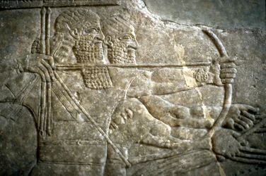 Rei Ashurnasirpal II durante uma caça real ao leão, 650-620 aC