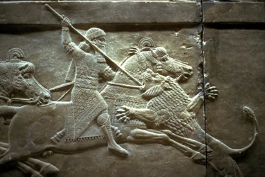 Rei Ashurnasirpal II durante uma caça real ao leão, 650-620 aC