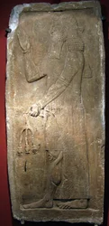 Sacerdote com um ramo de romã. Detalhe de um baixo-relevo de calcário da fortaleza de Sargon II (ou Sharrukin, rei da Assíria de 722 a 705 a.C.) em Dur Sharrukin (actualmente Khorsabad, Iraque). Arte assíria, antiguidade, século VIII a.C.