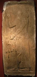 Padre com um galho de árvore de romã. Detalhe de um relevo do palácio do rei assírio Sargão II, 722-705 aC