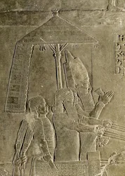 Relevo representando a carruagem do rei Assurbanipal (669-626 a.C.) pormenor do dossel, do Palácio de Assurbanipal em Nínive (pedra)