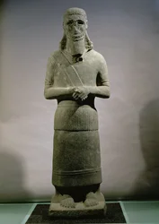 Estátua dedicada ao deus Haddad-Yishi (basalto) (para detalhes ver 110889)