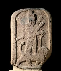 Estela representando a deusa Ishtar de Arbela segurando um leão. Relevo de basalto do período neoassírio, 1000-612 a.C. Século VIII a.C. Paris, Museu do Louvre
