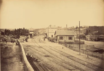 Passagem de nível e estação, L