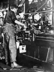 Um comerciante fazendo invólucros em um moinho de Walsh Island, Newcastle, Nova Gales do Sul, c.1916