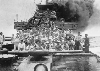 Retrato de grupo de alguns membros não identificados da tripulação do HMAS Sydney, mostrado no convés enquanto o navio está perseguindo o cargueiro Buresk perto da ilha Cocos, 9 de novembro de 1914