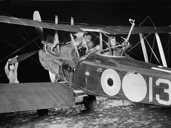 O Tenente Stanley George Brearley, piloto, e o Tenente Robert Harold Taylor, observador, do Esquadrão No. 69 (Australiano), Royal Flying Corps (RFC), partindo para uma operação noturna de