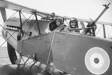O Tenente Brown (esquerda) e o Tenente G Finlay (direita), do Australian Flying Corps em uma máquina de Bristol Fighter, c. Dezembro de 1917