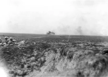 Observadores (à esquerda) assistindo a artilharia australiana bombardeando os alemães na Linha Hindenburg em 27 de maio de 1917