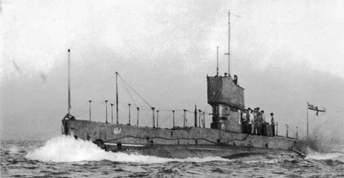 Vista da proa do porto do submarino HMA AE2, c.1915