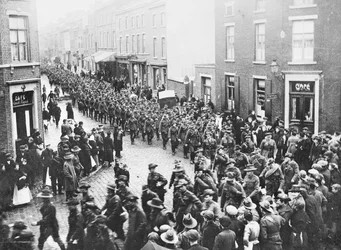 A última cota da 1ª Divisão de Artilharia, AIF, deixando a cidade para entrar em Charleroi para começar sua jornada de volta para casa, Chatelineau, Bélgica, 26 de novembro de 1919