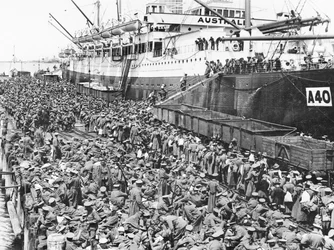 Tropas embarcando em Port Melbourne na A40 HMAT Ceramic, 1915