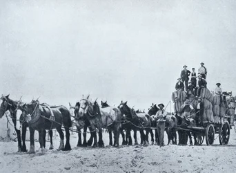 Equipe de transporte de lã, Austrália Ocidental, c.1900, de "Sob o Cruzeiro do Sul - Vislumbres da Austrália", publicada pelo Departamento de Assuntos Externos, Melbourne, 1908