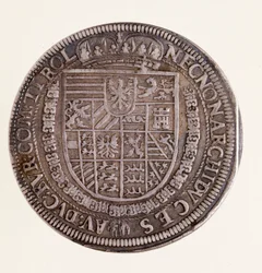 Moeda de prata (táler) do Tirol: reinado do imperador Rodolfo II (Rodolphe II) (1552-1612). Diâmetro 4 cm, Nápoles, Museu Arqueológico Nacional