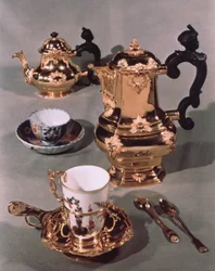 Bule, açucareiro, pote de chocolate e caneca, de um serviço de café da manhã Meissen feito por Domanek, Viena, 1750 (porcelana e ouro)