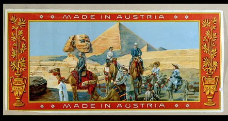 Turistas nas pirâmides do Egipto, etiqueta de uma caixa de fez, c. 1914
