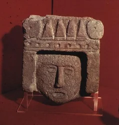 Cabeça esculpida asteca