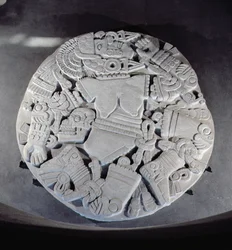 Escultura do desmembramento da deusa da lua Coyolxauhqui, encontrada ao pé da pirâmide dupla em Tenochtitlan, período Pós-Clássico tardio (1300-1521)