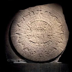 Civilização pré-colombiana: o calendário asteca (Pedra do Sol): disco de pedra de 3 m de diâmetro que representa o calendário asteca e a cosmogonia. Ao centro está representada a divindade solar Tonatiuh. De Tenochtitlan - Cidade do México, Museu Nacional