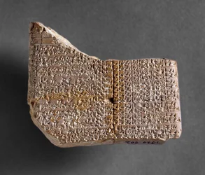 Tabuinha astronômica de Kish, registrando a ascensão e as configurações de Vênus dos primeiros 6 anos do reinado do rei da Babilônia, do século VII (argila esculpida)